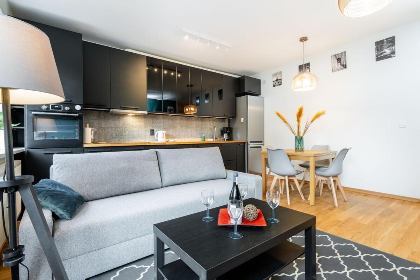 Modern 70M Apartment With Private Garden Metro Varšava Exteriér fotografie