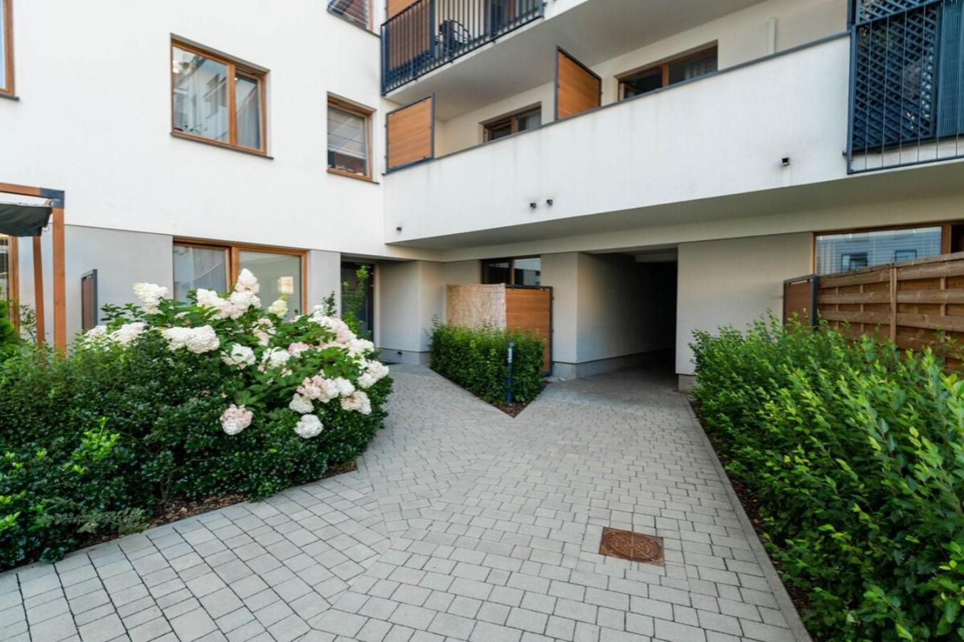 Modern 70M Apartment With Private Garden Metro Varšava Exteriér fotografie